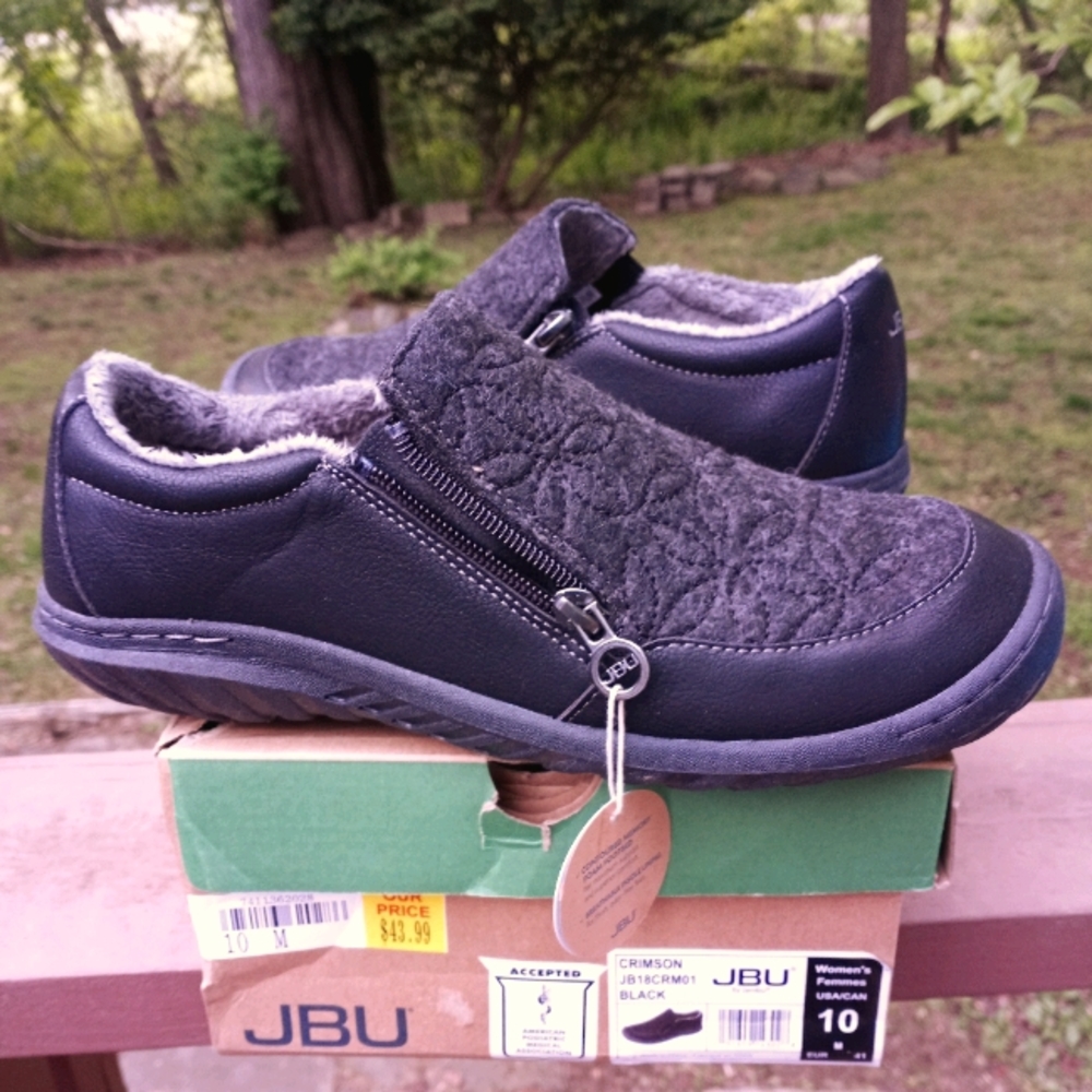 JBU women's size 10 slip on shoes